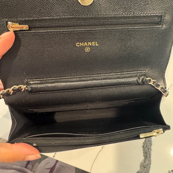 Chanel on wallet - Picture 3 of 8